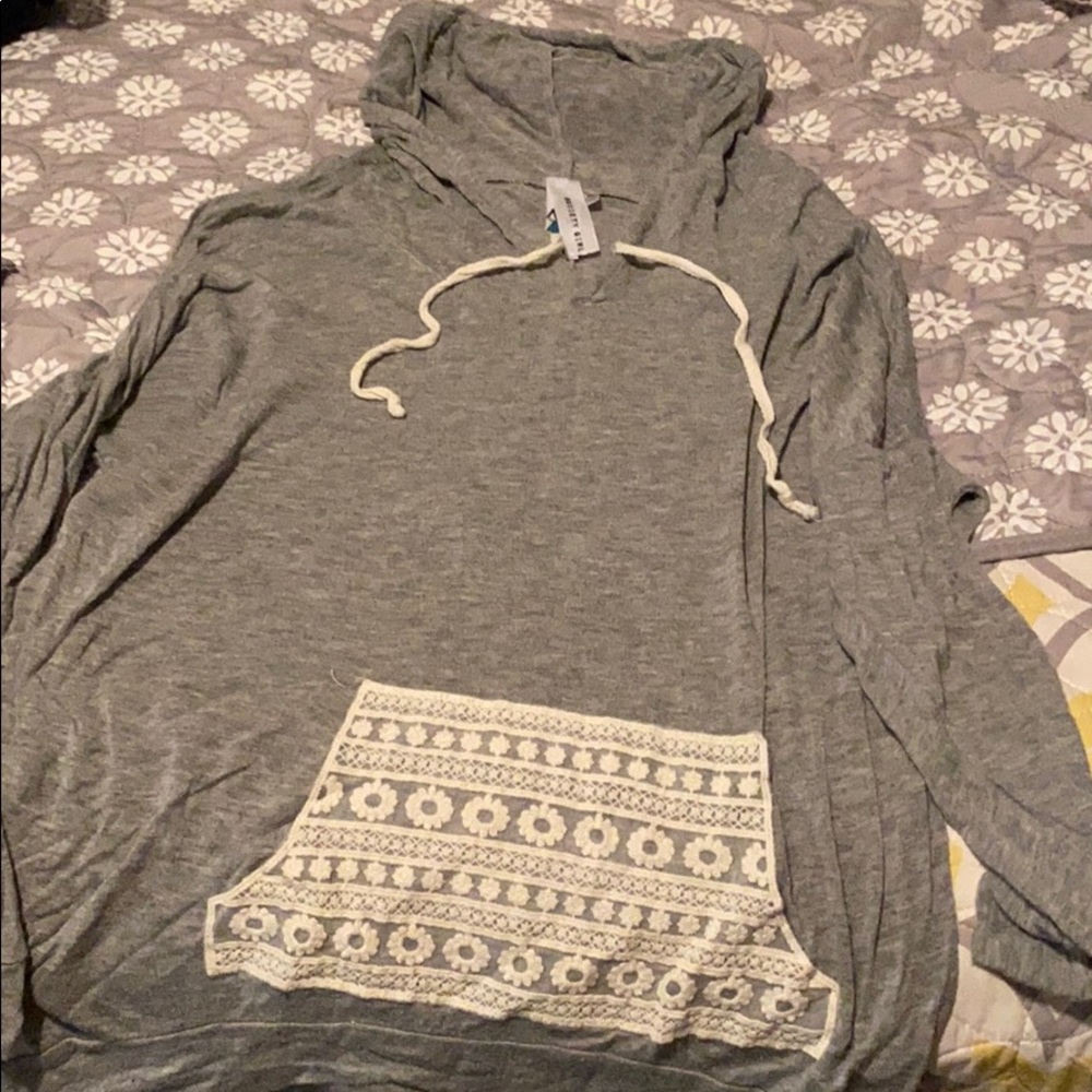 Cute long sleeve, hooded shirt with pockets!
